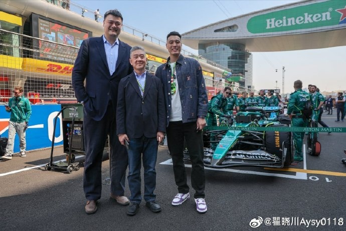  联动F1！翟晓川晒与姚明、阿隆索、范志毅、周冠宇等的合照