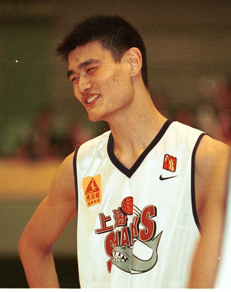  2002年的今天：姚明季后赛砍35分24板大号两双 率领上海击败吉林
