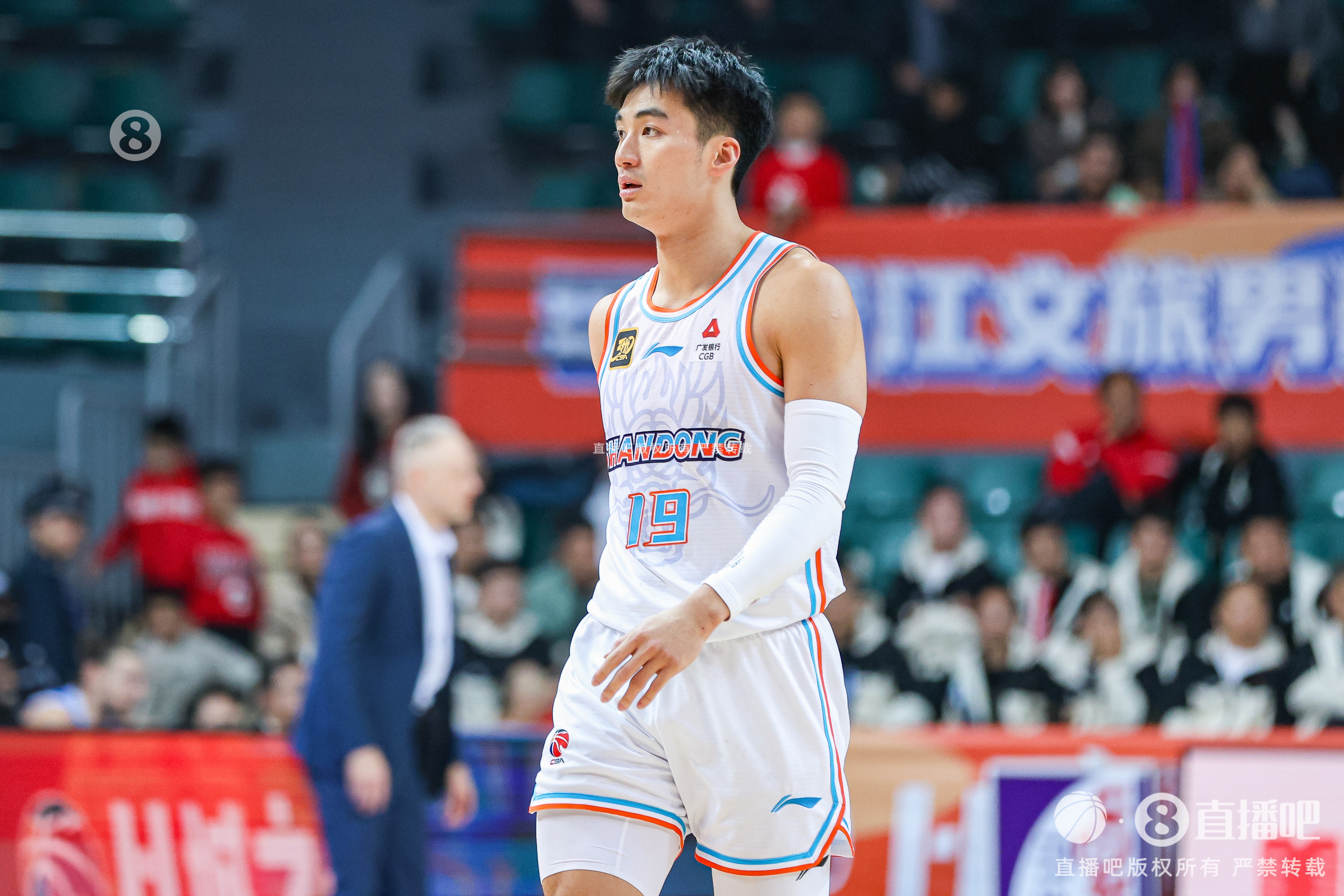  今天效率奇高！于德豪上半场11分钟7投5中砍下全队最高的12分